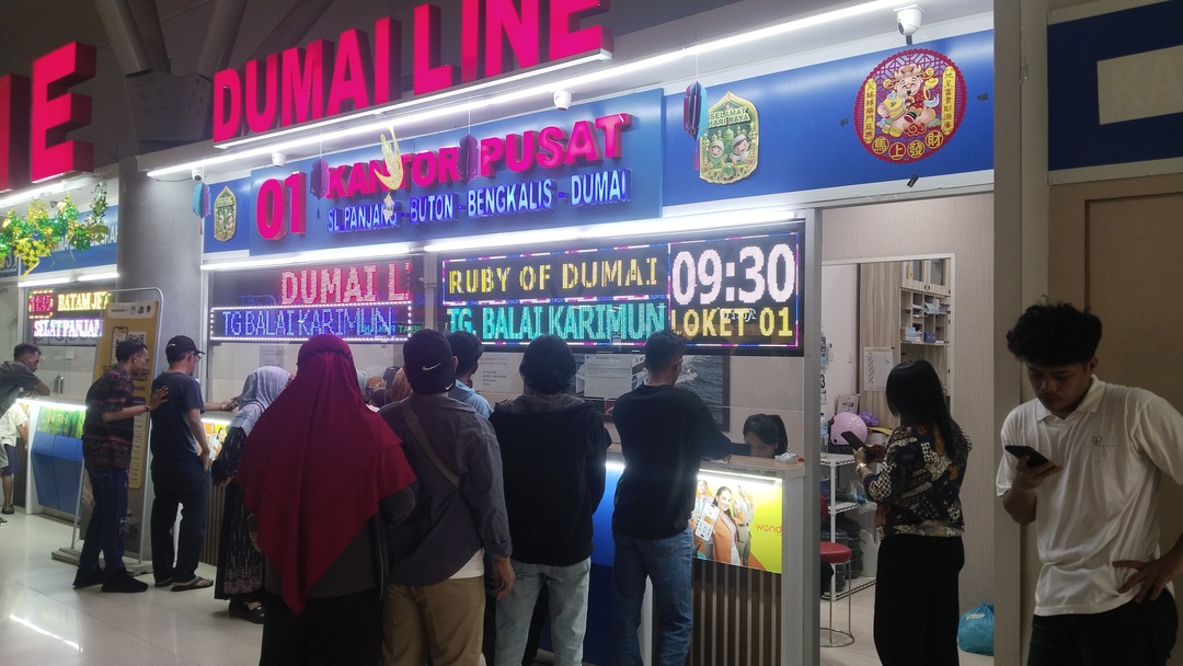Para calon penumpang antre membeli tiket kapal fery di konter Dumai Line di Pelabuhan Domestik Sekupang, Jumat (13/3) F Rengga Yuliandra/Batam Pos