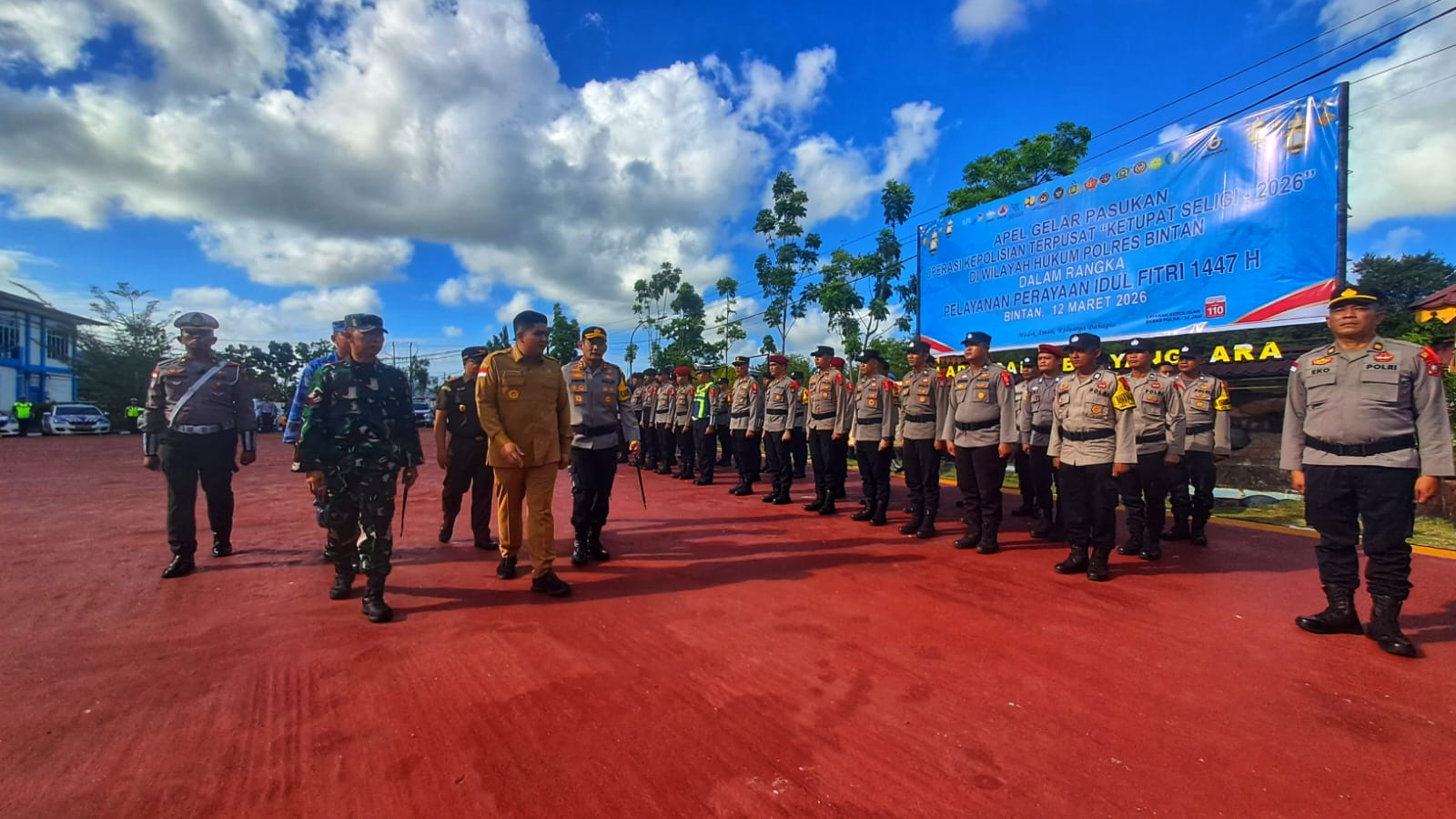 Kapolres Bintan AKBP Argya Satria Bhawana dan Bupati Bintan, Roby Kurniawan memeriksa kesiapan pasukan dalam apel gelar pasukan Operasi Ketupat Seligi 2026 di Mapolres Bintan, Bintan Buyu, kemarin.