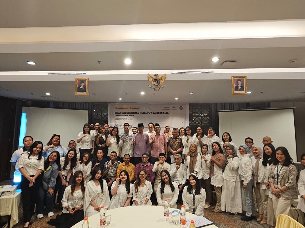 Kepala Disbudpar Batam, Ardiwinata dan Kepala Disnaker Batam, Yudi Suprapto, berfoto bersama pihak AMSIH dan HHRMA Kepri di Hotel Santika Batam, Kamis (12/3/2026). F. Disbudpar untuk Batam Pos