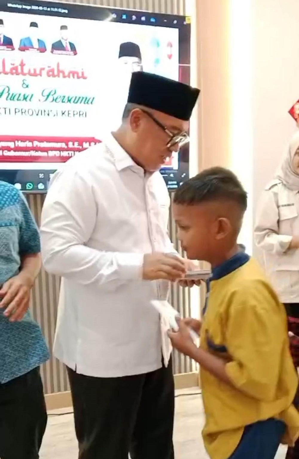 Ketua DPD HKTI Kepri, Dr  Nyanyang Haris Pratamura, serahkan santunan kepada anak yatim. F. Eusebius Sara/Batam Pos