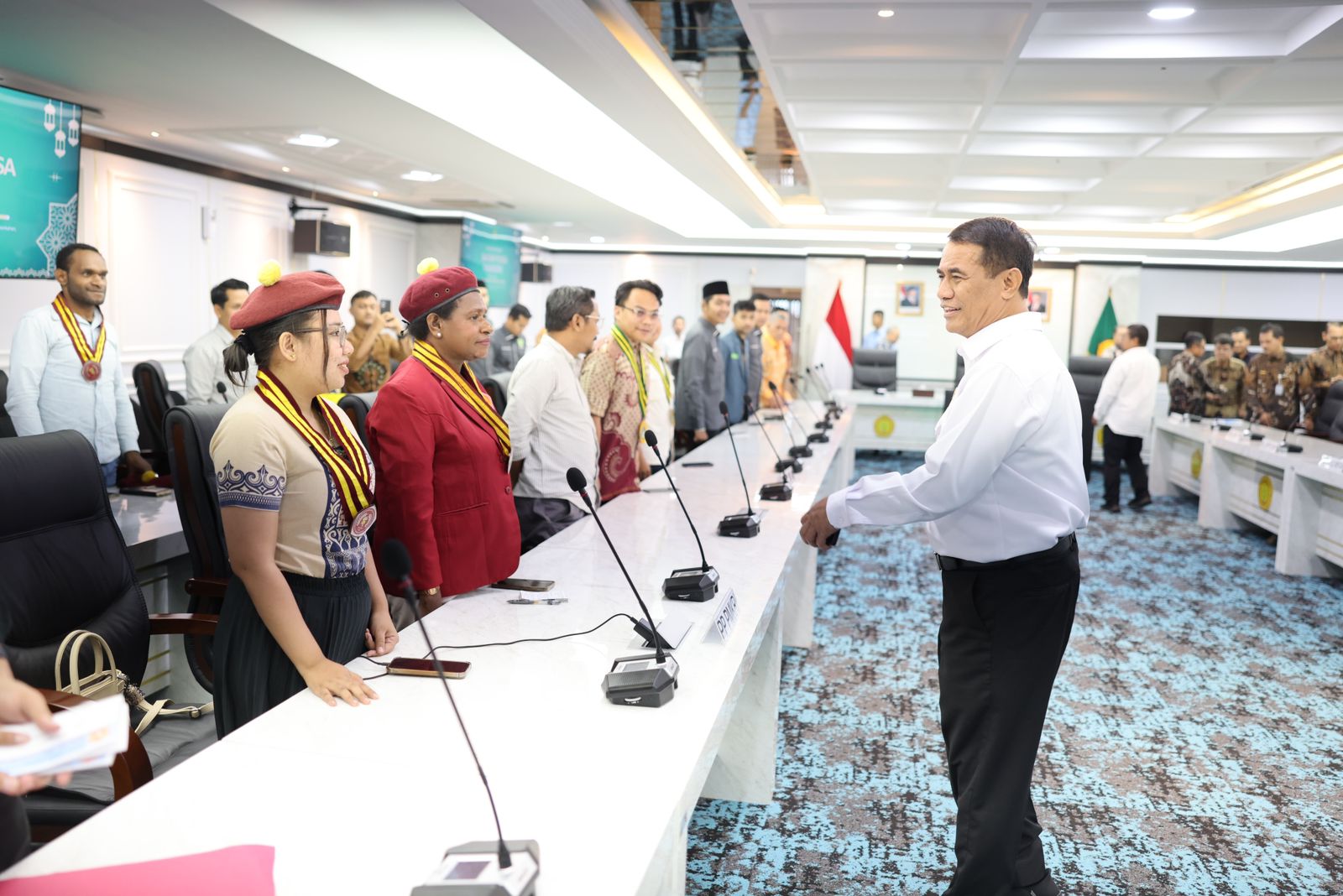 Menteri Pertanian Andi Amran Sulaiman saat menerima audiensi sejumlah organisasi mahasiswa dan pelajar di Gedung Kementan, Jakarta, Jumat (13/3/2026). F Kementan untuk Batam Pos