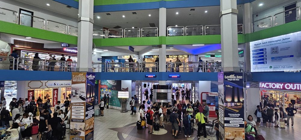 Arus penumpang di Pelabuhan Feri Internasional Batamcenter ramai selama akhir pekan. Kini penumpang yang hendak ke SIngapura dan dari Singapura harus membayar biaya fuel surcharge. F.Yashinta