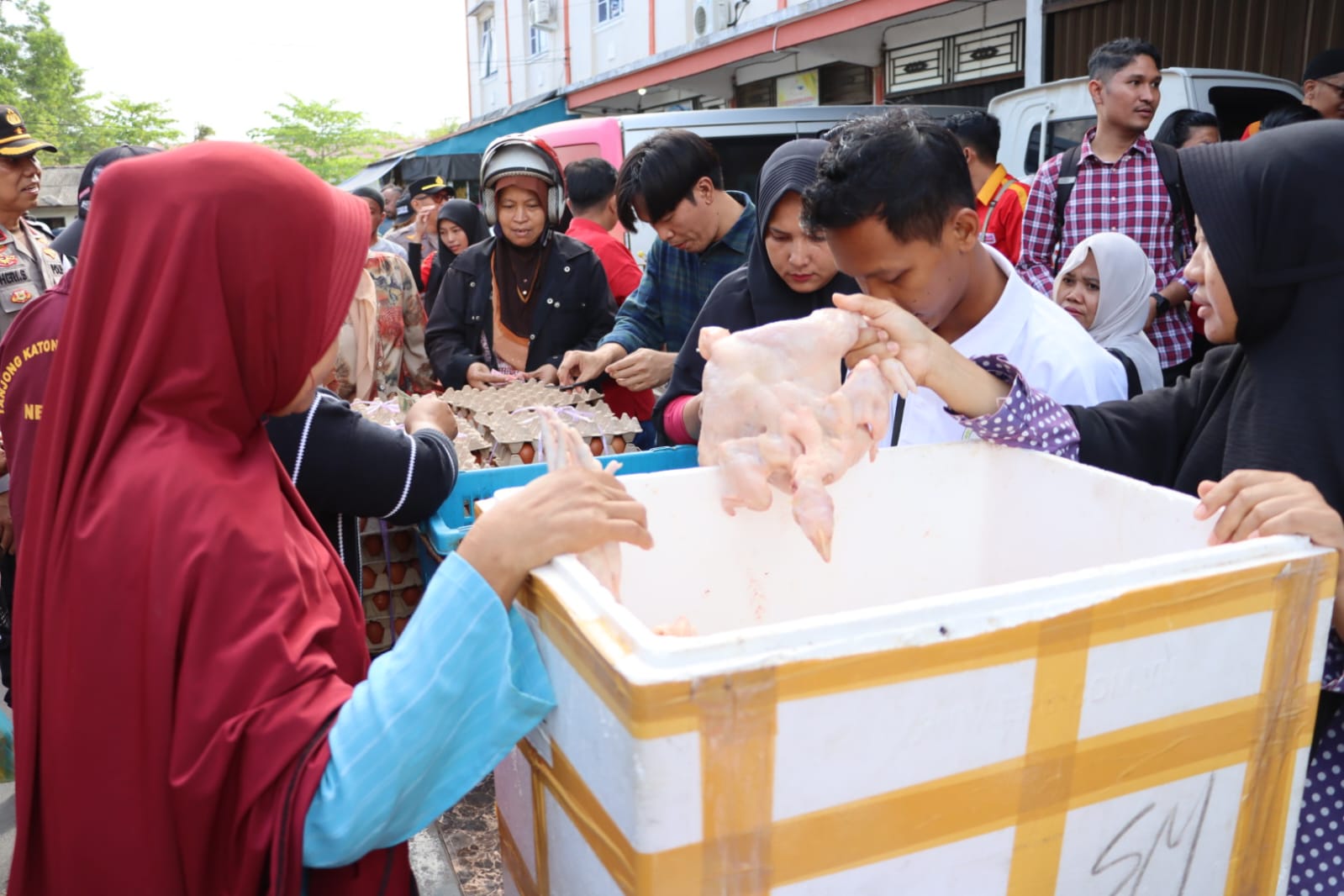 Masyarakat saat membeli berbagai komoditas di Operasi Pasar Murah di Pasar Baru, Tanjunguban, Bintan pada Jumat (13/3/2026). F.Kiriman Zoko untuk Batam Pos