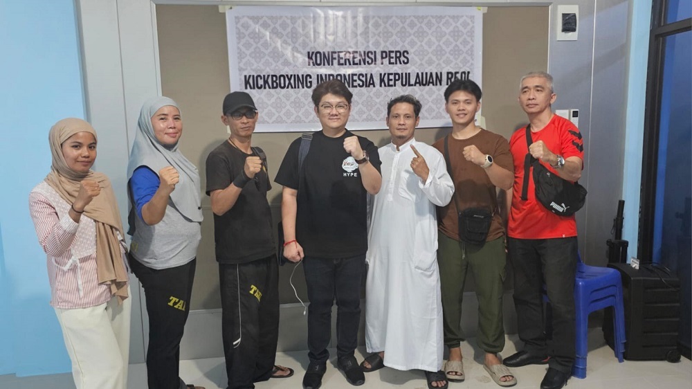 Rudi Santoso bersama pengurus KickBoxing Kepri. F. Istimewa