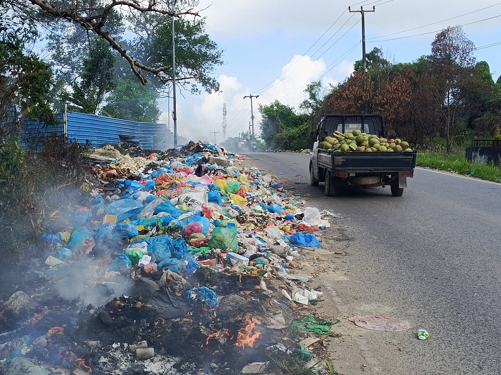 Tumpukan sampah mengular di sepanjang Jalan Seibinti hingga kawasan Seilekop, Kecamatan Sagulung, Batam. F. Eusebius Sara/Batam Pos