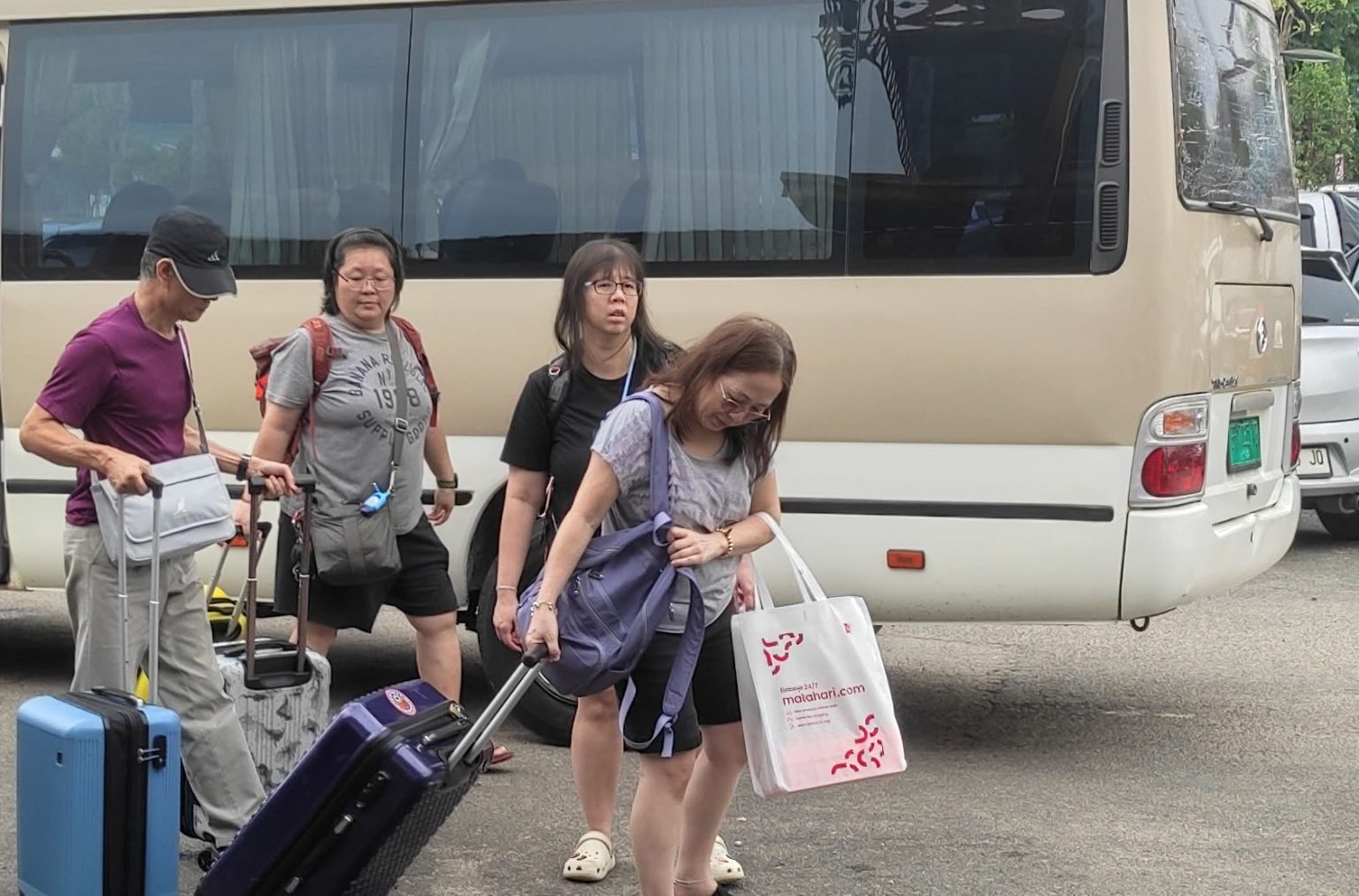 Sejumlah wisatawan turun dari bus saat tiba di Pelabuhan Internasional Batamcenter beberapa waktu lalu. F Cecep Mulyana/Batam Pos 