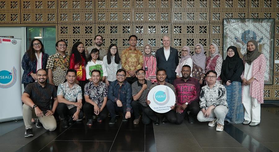 DUTA besar AS untuk Indonesia, Peter M. Haymond foto bersama dengan peserta YSEALI 2026 di Jakarta, beberapa waktu lalu. F Kedubes AS di Jakarta untuk Batam Pos