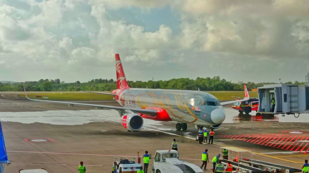 Pesawat Air Asia mendarat di Bandara Hang Nadim, Batam, Jumat (13/3/2026). F. M Syahban/ Batam Pos