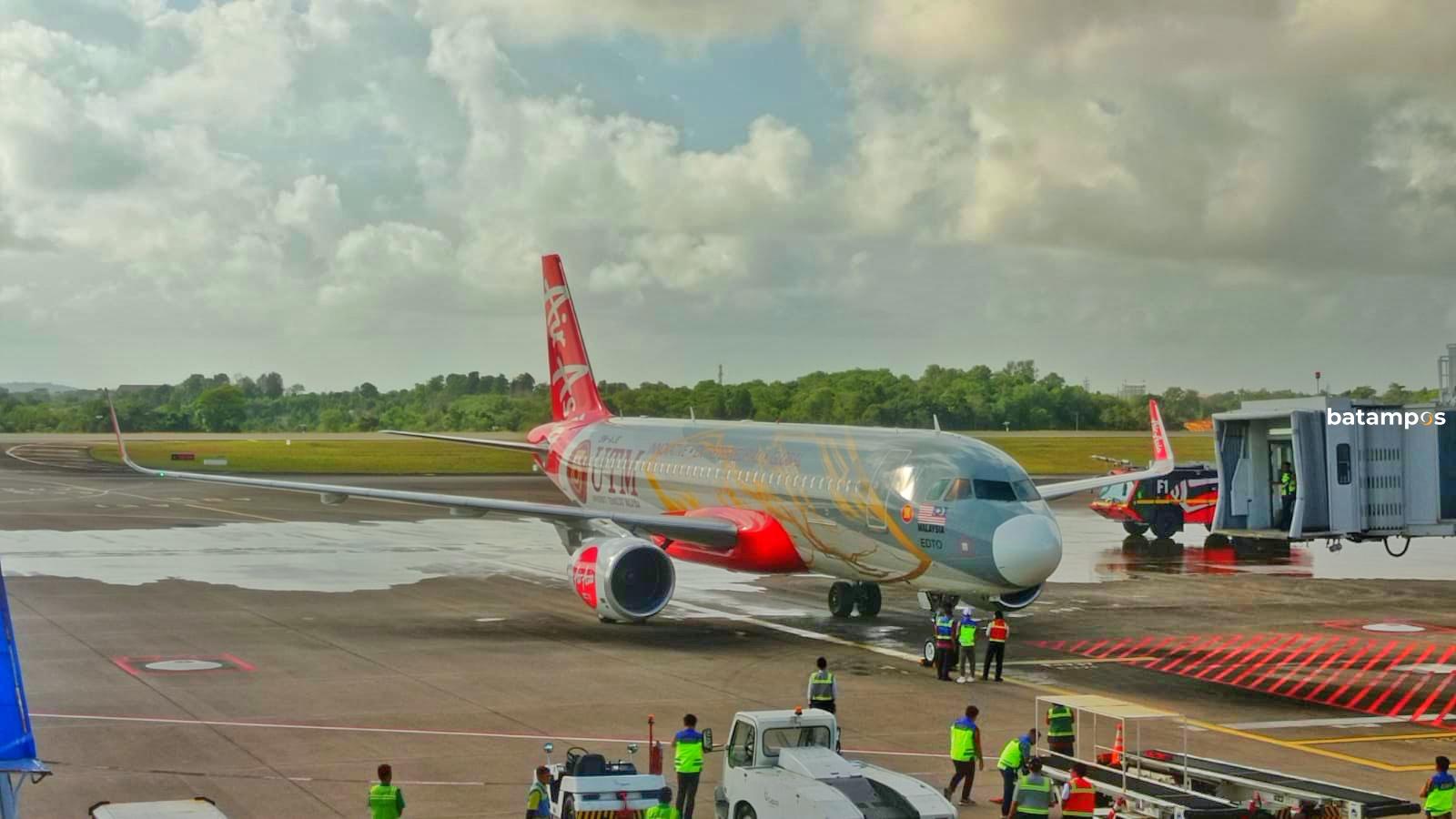 Pesawat Air Asia mendarat di Bandara Hang Nadim, Batam, Jumat (13/3/2026). F. M Syahban/Batam Pos