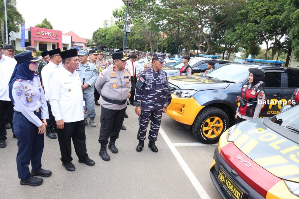 Kapolda Kepri bersama dengan gubernur Kepri meninjau kesiapan personel saat apel operasi ketupat seligi, Kamis (12/3/2026). f istimewa