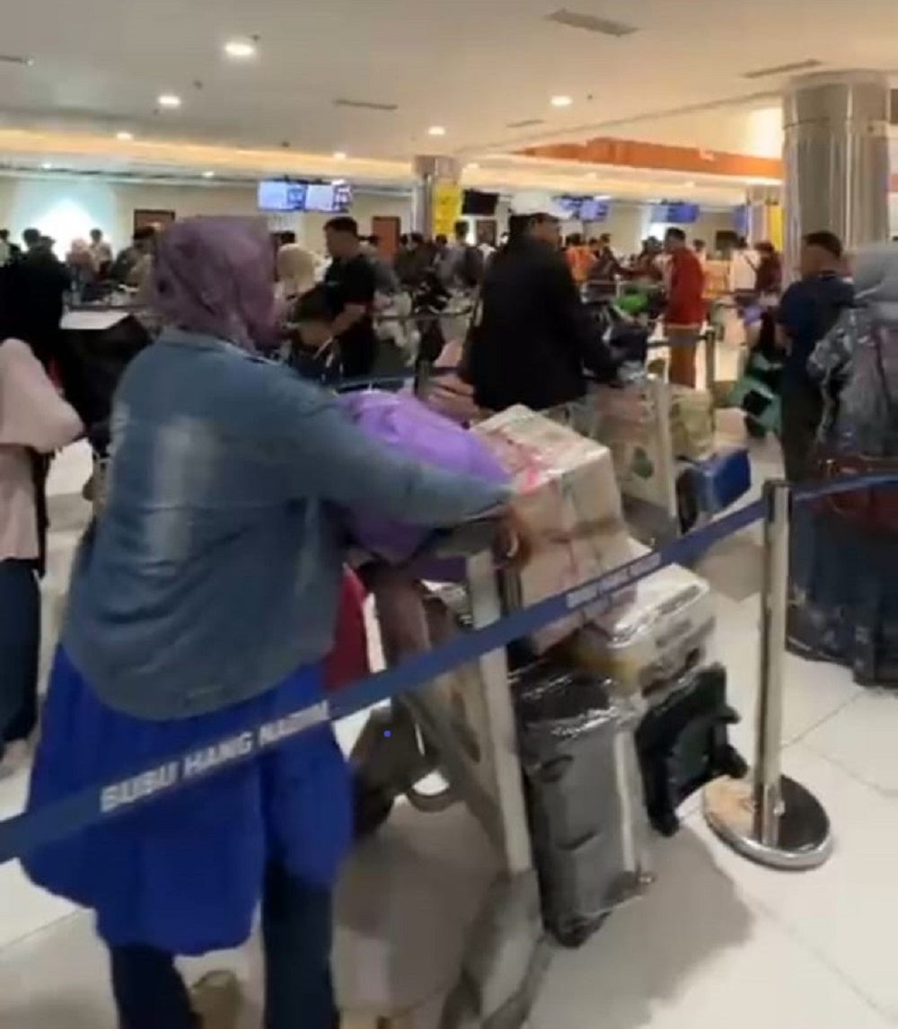 Calon penumpang memadati area keberangkatan domestik Bandara Hang Nadim Batam saat memulai perjalanan mudik Lebaran. F. Istimewa