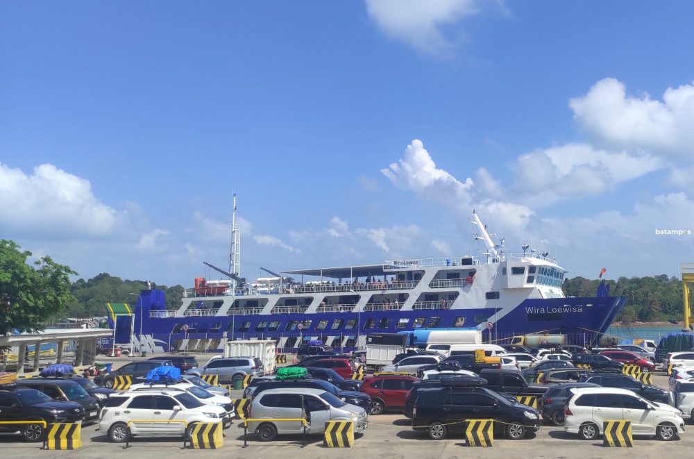 Antrean kendaraan menunggu giliran untuk naik ke kapal roro di Pelabuhan ASDP Telaga Punggur, Jumat (13/3). F. Cecep Mulyana/Batam Pos