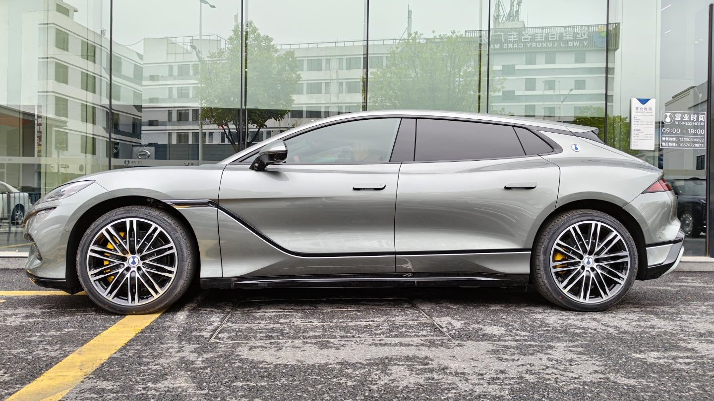 BYD luncurkan Denza Z9GT.