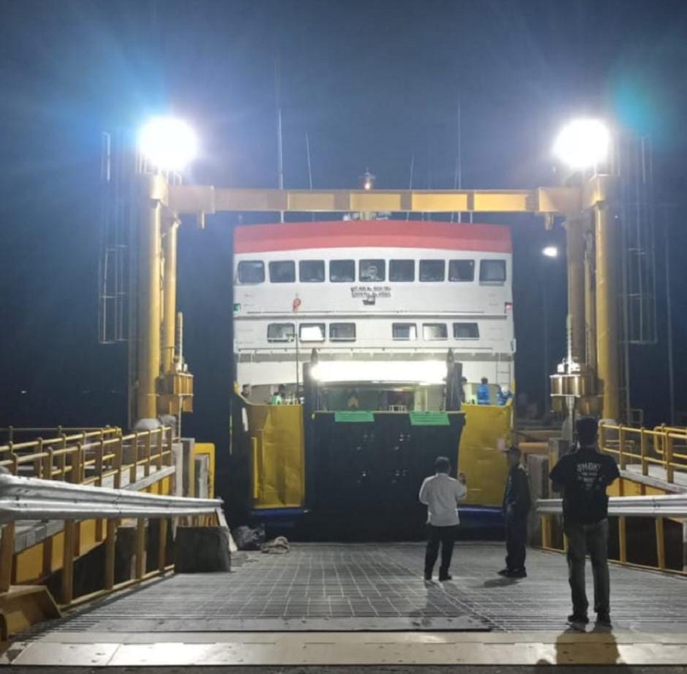 KMP Teluk Singkil berangkat dari Pelabuhan Parit Rampak tujuan Pelabuhan Mengkapan, Tanjungbuton, Kabupaten Siak, Riau. F. Sandi Pramosinto/Batam Pos