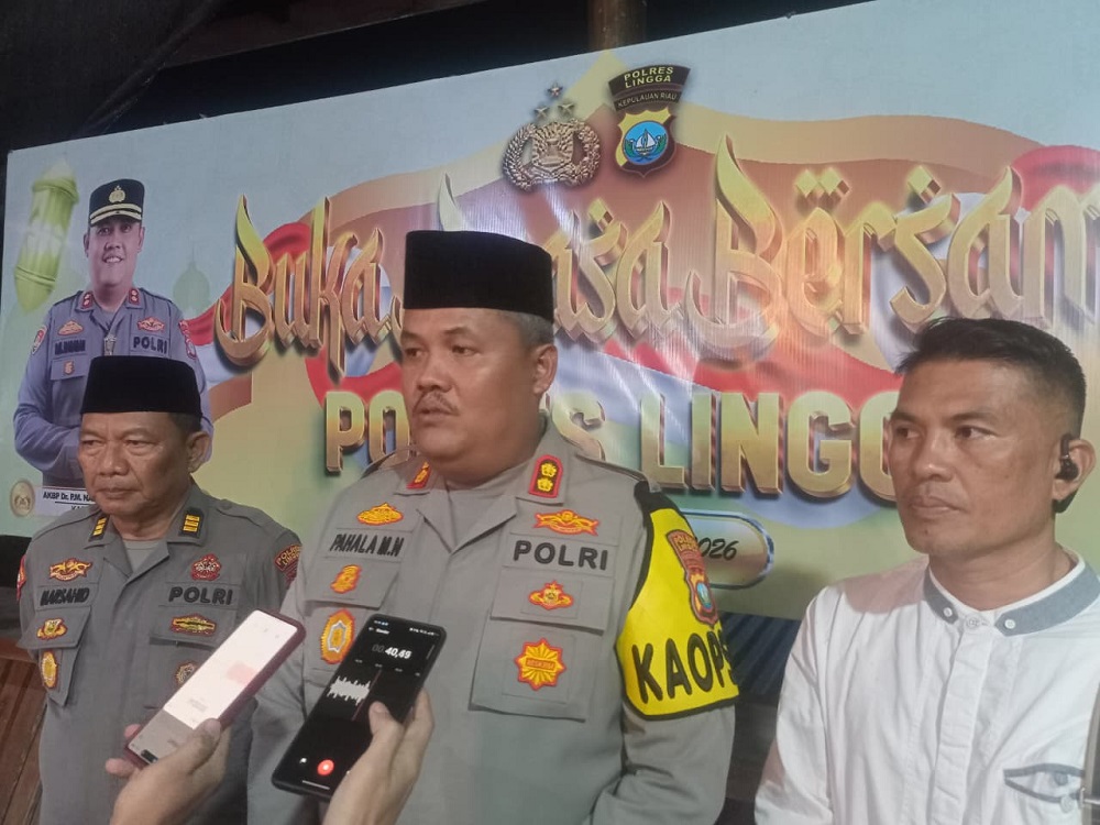 Kapolres Lingga, AKBP Pahala Martua Nababan, didampingi Kabag Ops dan Kasat Intel Polres Lingga, Sabtu (14/3). F. Vatawari/Batam Pos