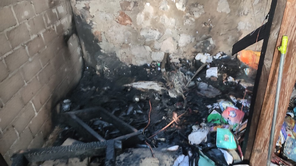 Puing-puting sisa kebakaran yang menghanguskan gudang Restoran Angkasa di Tarempa, Anambas. F. Damkar untuk Batam Pos