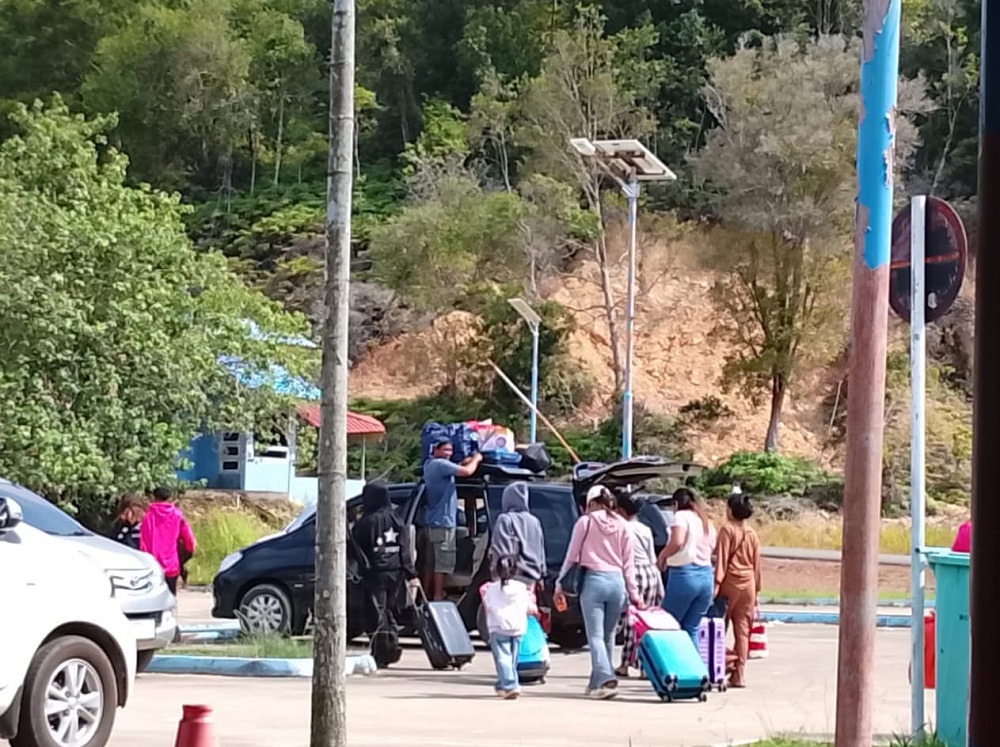 Penumpang di Pelabuhan Sungai Tenam saat turun dari mobil travel. F. Edy untuk Batam Pos