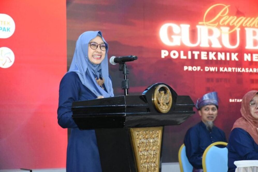 Prof. Dwikartika Sari, Ph.D saat pengukuhan guru besar di Politeknik Negeri Batam. F. Dokumentasi Pribadi untuk Batam Pos