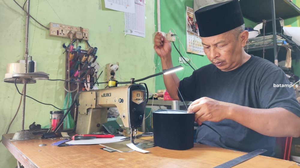 Syafran tengah membuat songkok pesanan di gerai Gurindam Songkok Jalan Kuantan Tanjungpinang. F. Yusnadi Nazar/Batam Pos