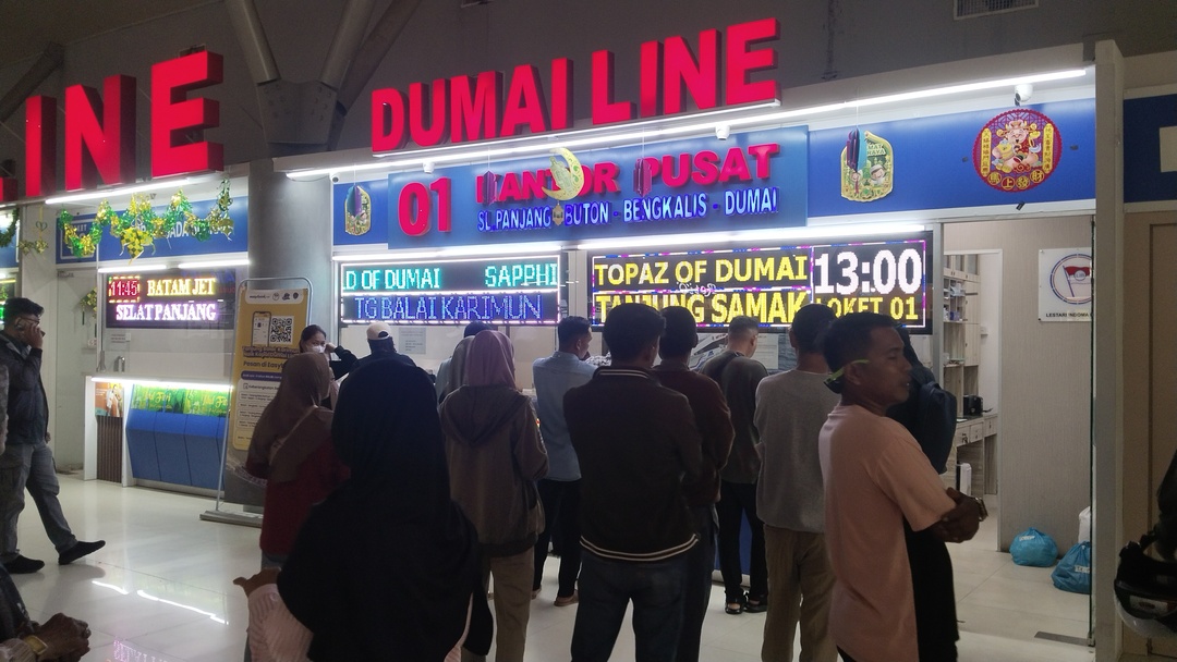 Para calon penumpang antre membeli tiket kapal fery di konter Dumai Line di Pelabuhan Domestik Sekupang, Jumat (13/3) F Rengga Yuliandra/Batam Pos