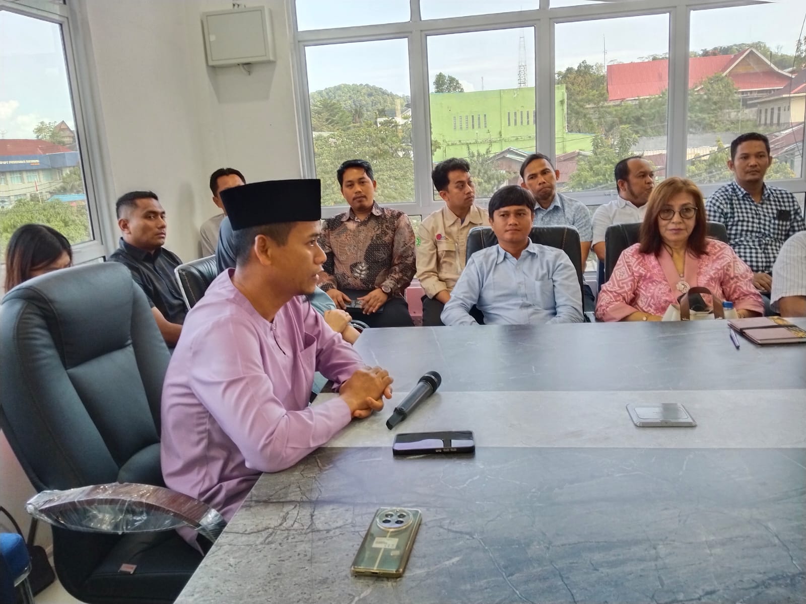 bimbingan teknis penerapan metode mini kompetisi dalam pengadaan barang dan jasa pemerintah di ruang rapat Disnaker Batam.  