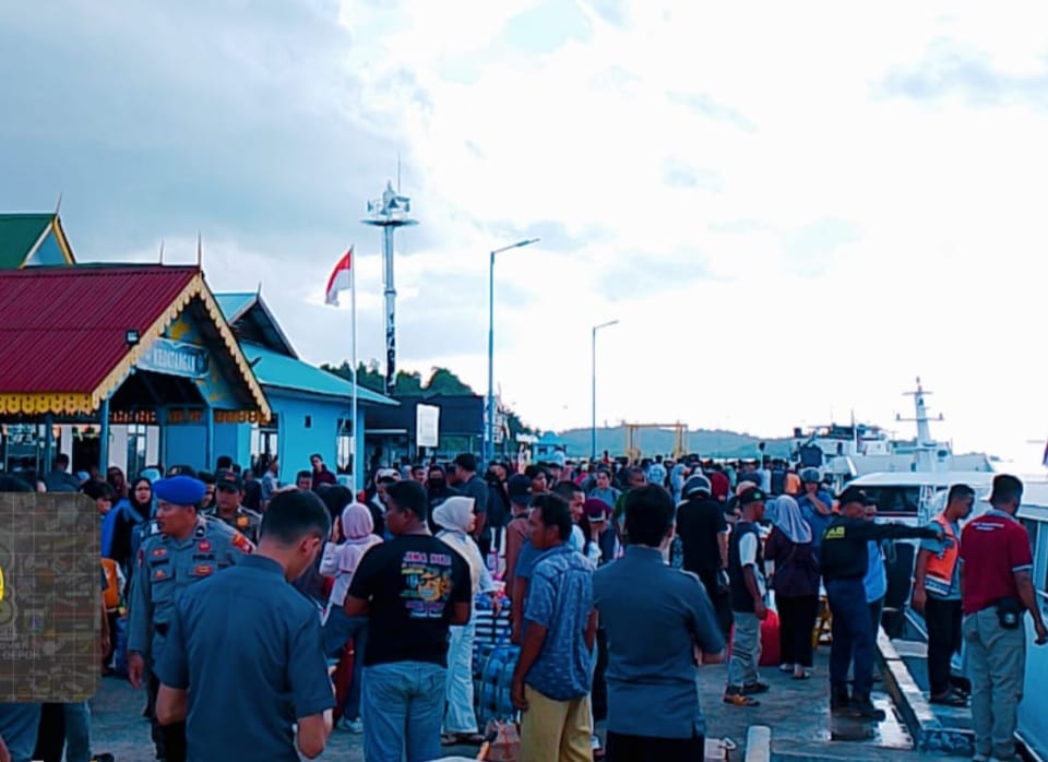 Penumpang yang datang ke Pelabuhan Jagoh Kabupaten Lingga dari kota Tanjungpinang, Minggu (15/3). F. Vatawari/BATAM POS