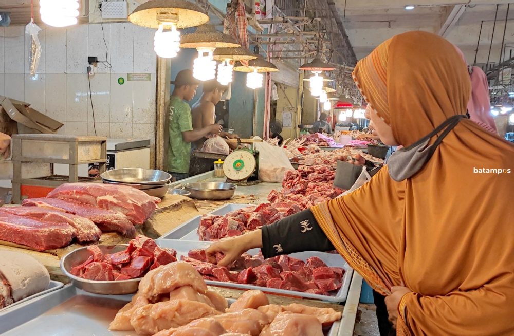 Ilustrasi. Pembeli tengah memilih daging sapi beku yang dijual di Pasar Botania 2 Batamcentre. Foto. Cecep Mulyana/ Batam Pos