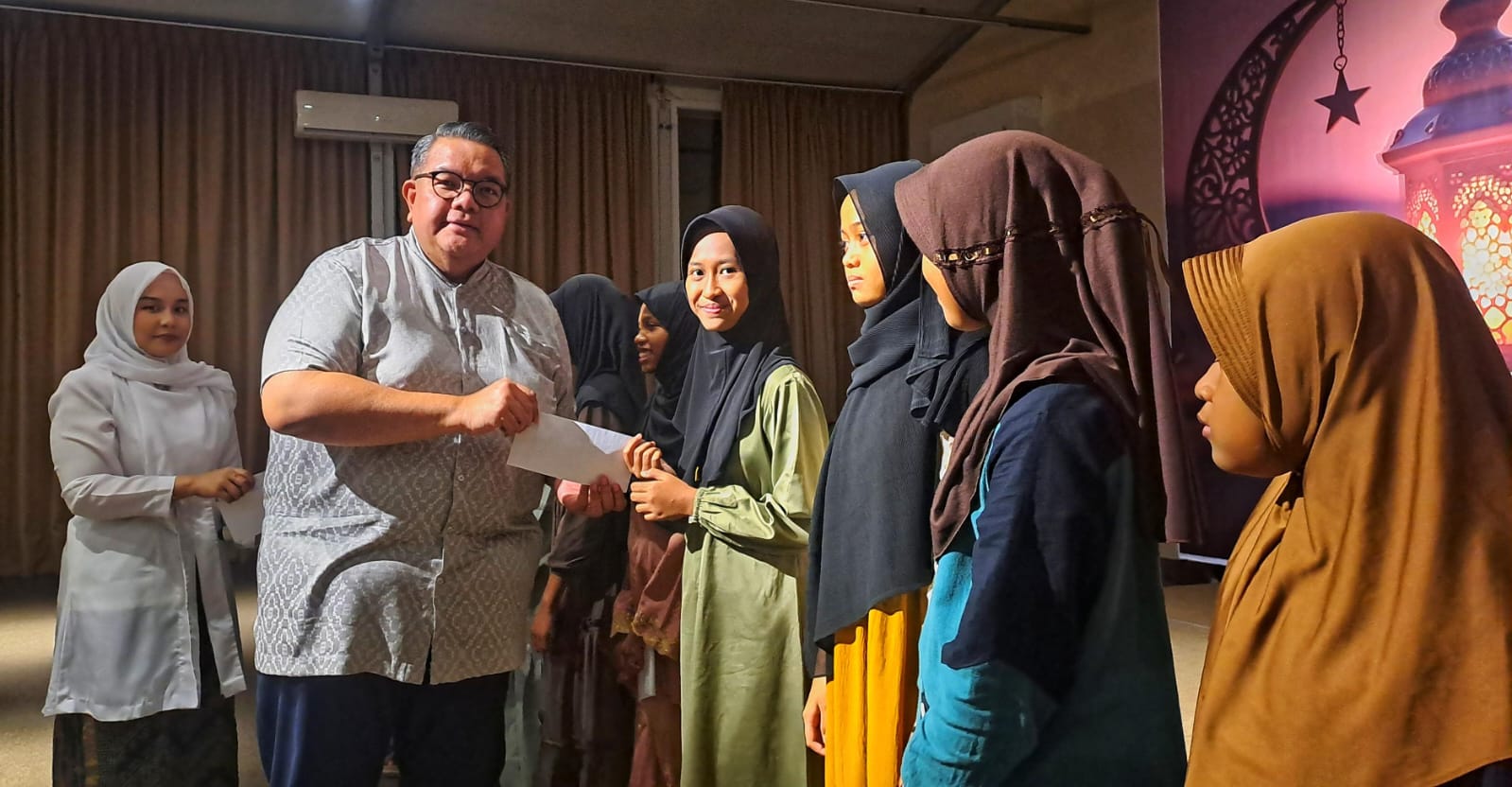 Anak-anak menerima santunan yang diserahkan oleh AGM Laguna Bintan, Alpha Eldiansyah di sela-sela acara buka puasa di Homm Laguna Bintan, Senin (16/3/2026). F.Slamet Nofasusanto/Batam Pos