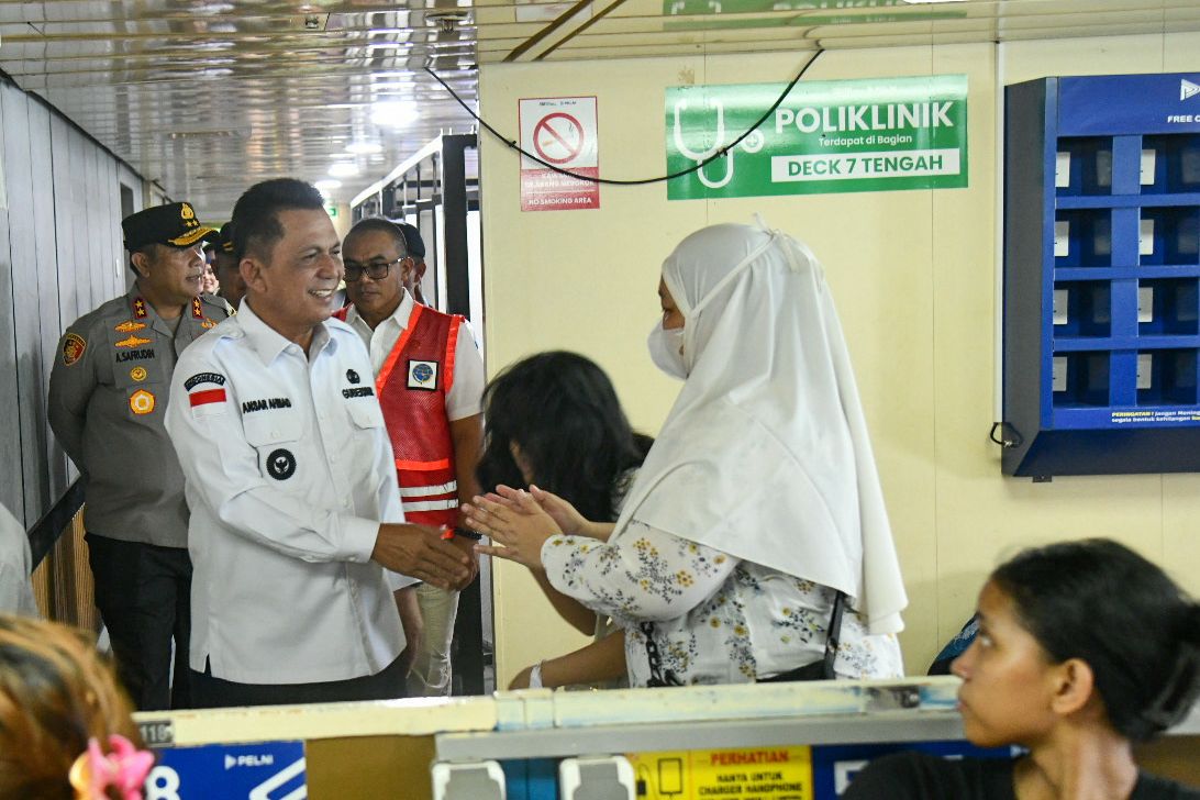 Gubernur Ansar saat mengecek situasi penumpang di dalam Kapal Pelabuhan Telaga Punggur Batam. F. Diskominfo Kepri untuk Batam Pos