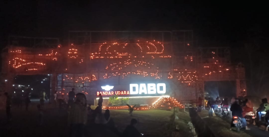 Pemandangan gerbang lampu colok Bandara Dabo Singkep yang mendadak jadi icon berfoto dan mengambil video bagi masyarakat Dabo Singkep, Senin malam (16/3). F. Vatawari/BATAM POS