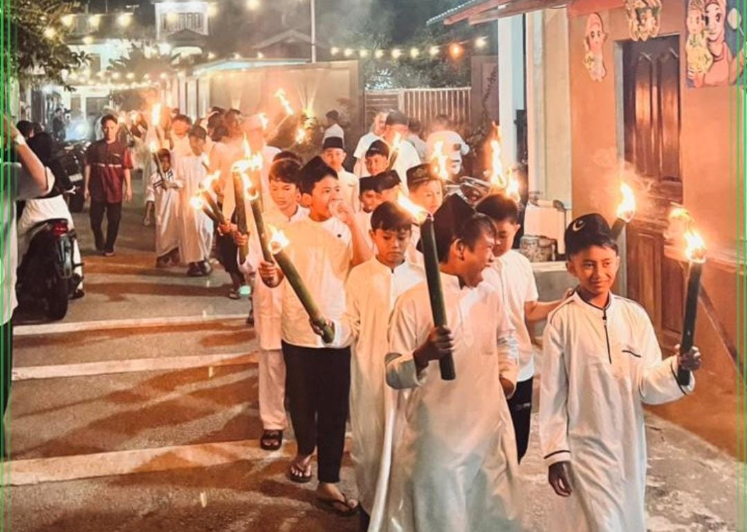 SUASANA pawai obor di Malam Tujuh Likur atau di malam Hari ke-27 Ramadan di Tarempa, Anambas, Kepri. F Ihsan Imaduddin/Batam Pos