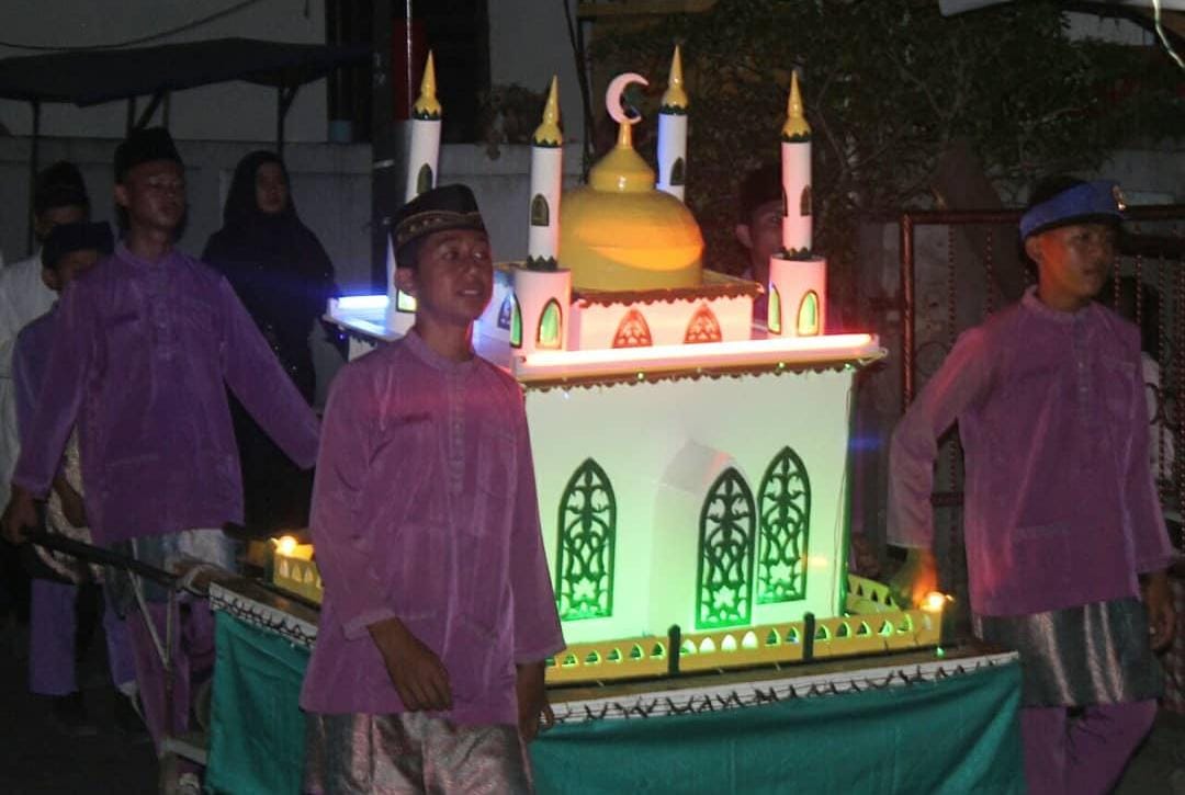 Peserta pawai takbir membawa miniatur Masjid pada lomba pawai takbir di Kepulauan Anambas pada tahun 2025 lalu. F Diskominfo Anambas untuk Batam Pos