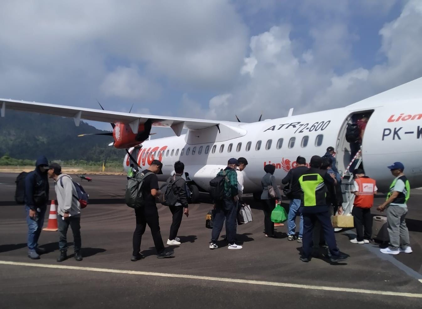 Penumpang menaiki pesawat Wings Air yang akan membawa mereka ke Kota Batam, baru-baru ini. F Ihsan Imaduddin/Batam Pos