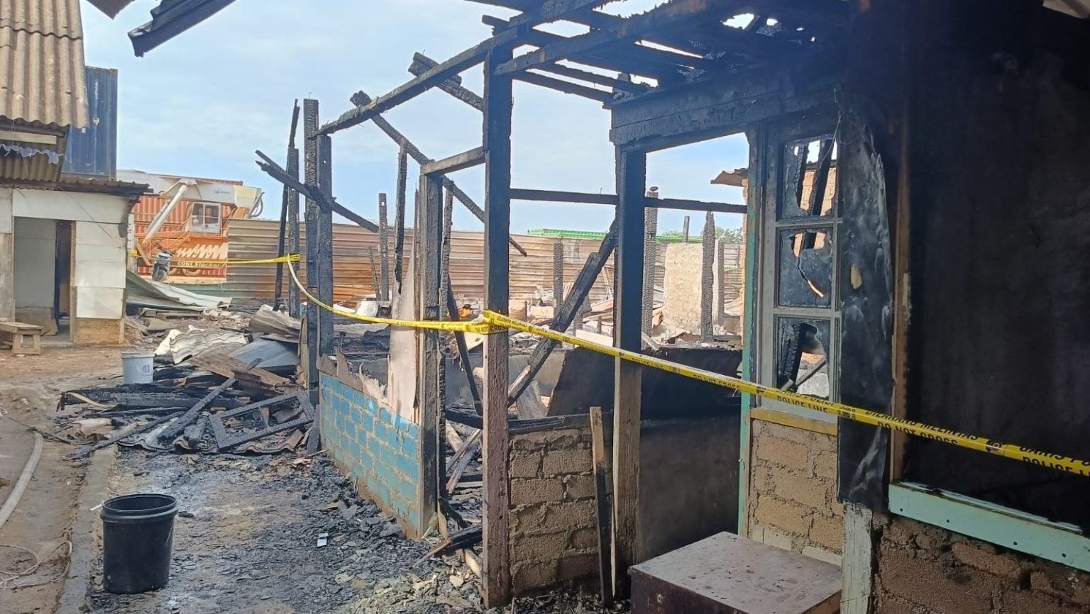 Garis polisi di pasang di salah satu rumah yang hangus terbakar di Pantai Stress. F. Eusebius Sara/ Batam Pos