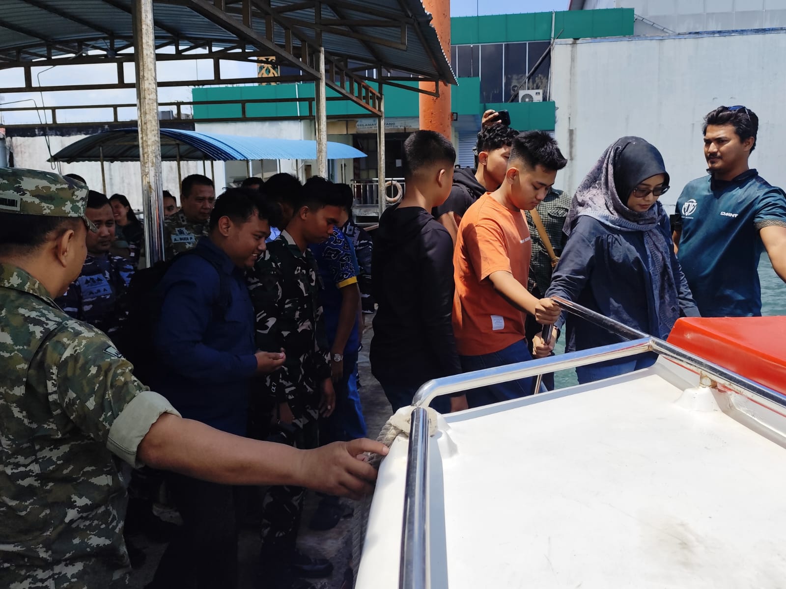Keluarga prajurit saat menaikan kapal mudik gratis dari Pelabuhan SBP menuju Tanjung Buton, Selasa (17/3). F. Mohamad Ismail/Batam Pos