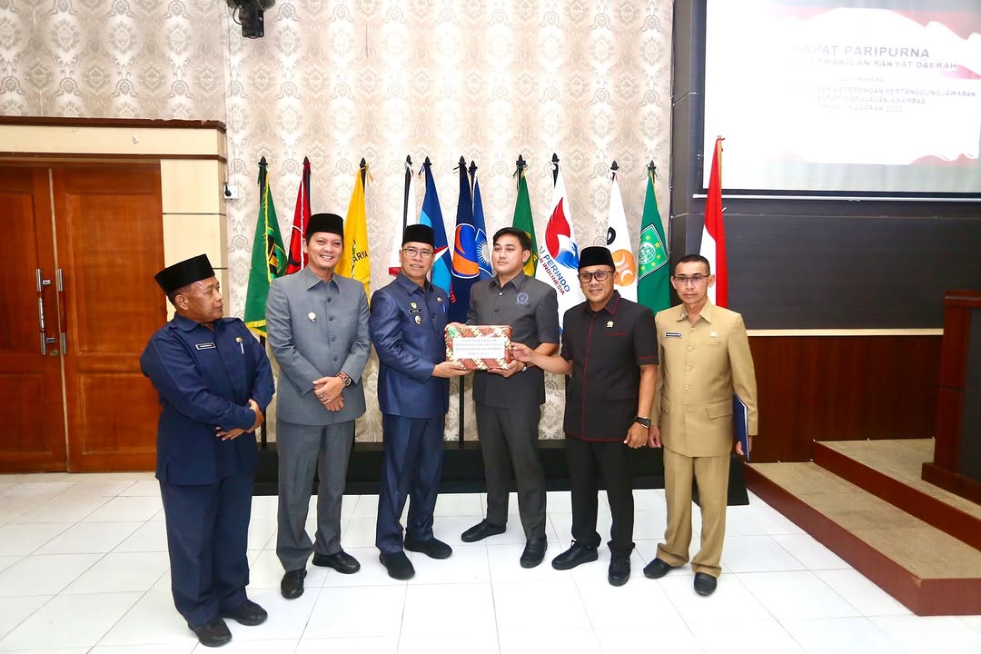 Bupati Kepulauan Anambas, Aneng didampingi Wakil, Raja Bayu menyerahkan LKPJ APBD 2025 ke Ketua DPRD, Rian Kurniawan. F Ihsan Imaduddin/Batam Pos