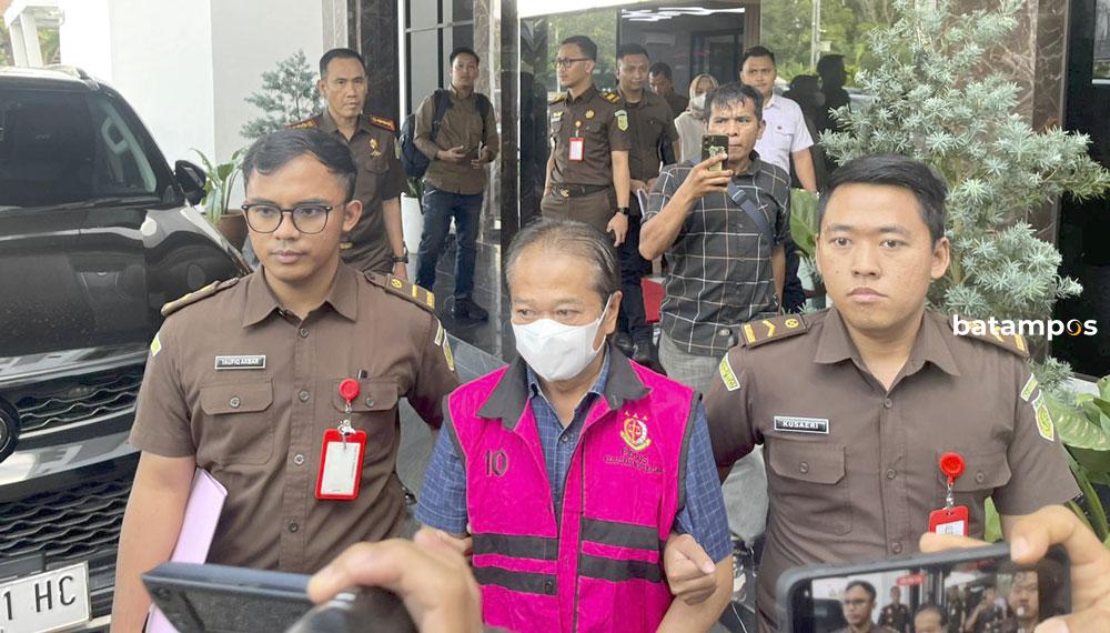 Direktur PT Davienna Alam Semesta, Aria Odman, digiring petugas Kejaksaan usai dijerat tindak pidana korupsi. Foto: Cecep Mulyana/Batam Pos