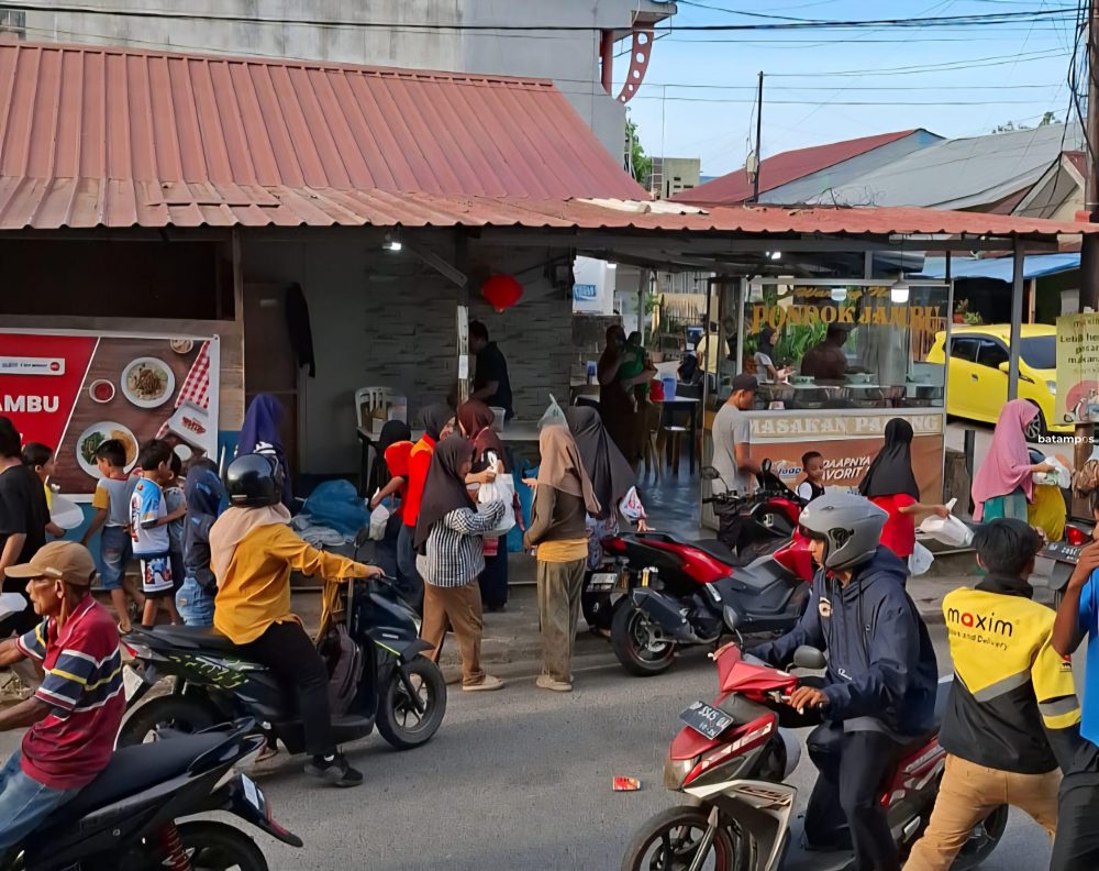 Warga mengantre paket buka puasa gratis di sebuah warteg di Bengkong, Batam, dalam program Warteg Gratis 2026 yang digagas Alfamart bersama mitra. F. Alfamart untuk Batam Pos.