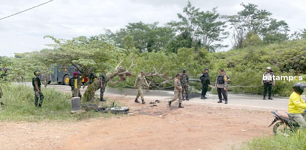 Aparat keamanan membuka blokade jalan saat unjuk rasa warga Rempang menolak PSN Galang, beberapa waktu lalu. Pihak BP Batam menyebut status lahan di PSN tersebut masih bermasalah. Foto: Dok Batam Pos