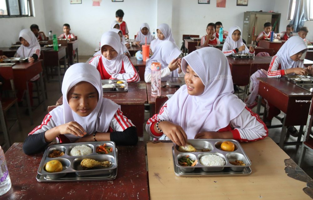 Murid-murid Sekolah Dasar Negeri 010 Batam Kota saat menikmati Makanan Bergizi Gratis beberapa waktu lalu. F Cecep Mulyana/Batam Pos