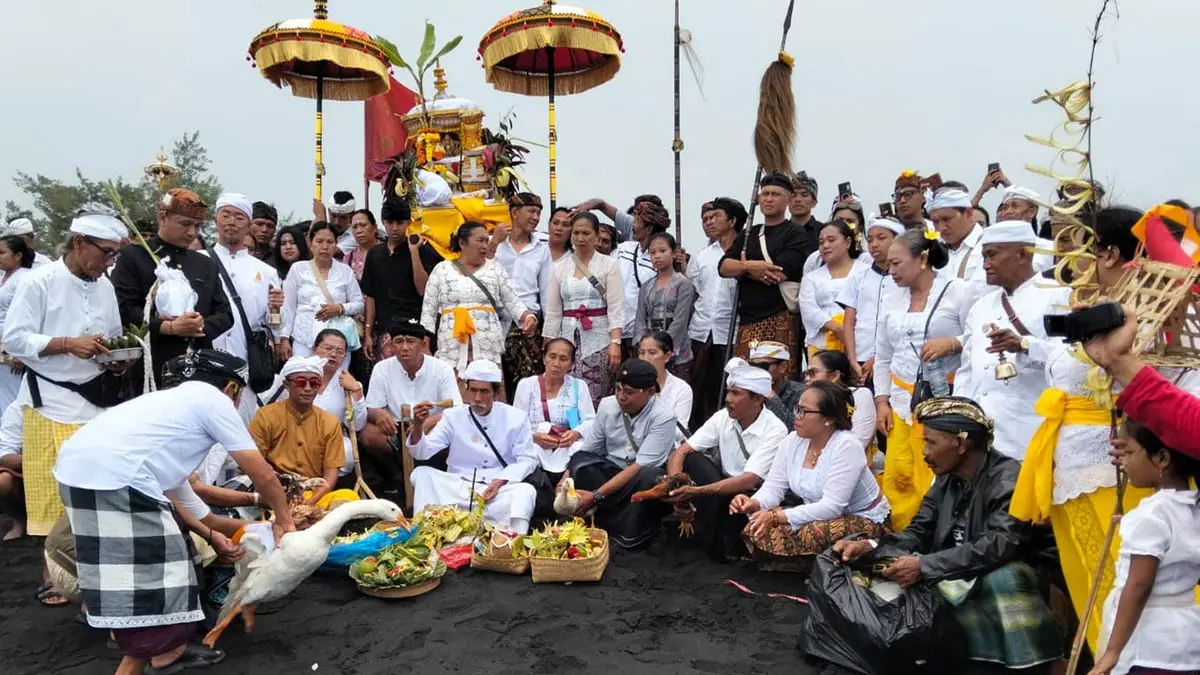 ILUSTRASI Upacara Melasti oleh warga Hindu Bali menyambut hari raya Nyepi. F Radar Brom/JPG