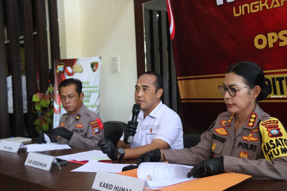 Dirkrimum Polda Kepri Kombes Pol Roni Bonic, Kabid Humas, dan jajaran memeberikan keterangan pengungkapan calo tiket saat ekspos di Mapolda Kepri, Selasa (17/3). F Cecep Mulyana/Batam Pos