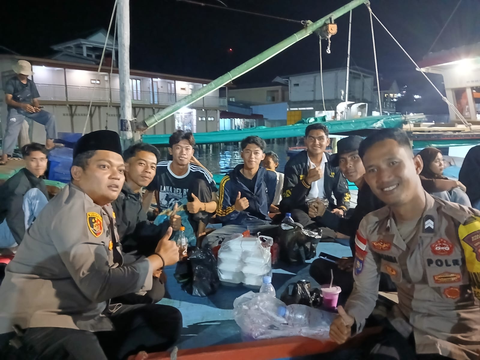 Kapolsek Siantan, Iptu Dodi Setiawan dan Tim memantau langsung puncak arus mudik Idulfitri di Pelabuhan Tarempa, Anambas, Rabu (18/3/2026) malam ini. F Ihsan Imaduddin/Batam Pos