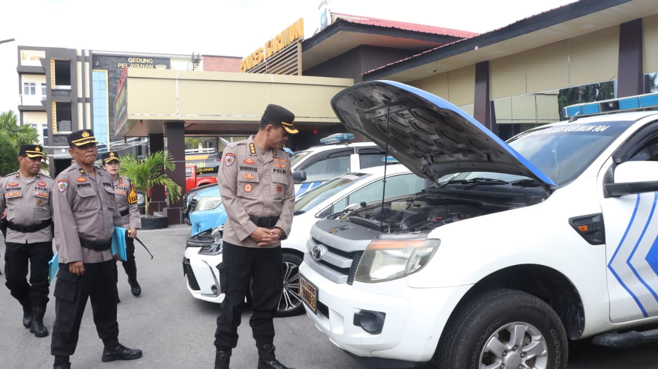 Tim Wasops Polda Kepri, Kombes Pol Nugroho Dwi Karyanto memeriksa kendaraan dinas yang digunakan untuk Operasi Ketupat Seligi 2026 di Polres Karimun. F Sandi Pramosinto/Batam Pos