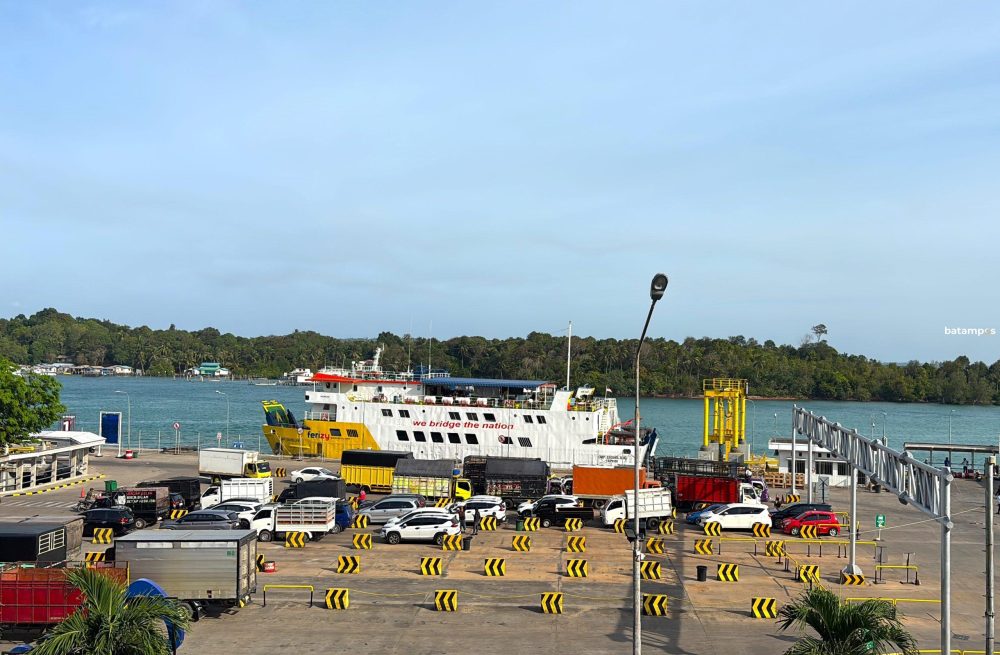 Kapal roro bersandar di Pelabuhan ASDP Punggur.