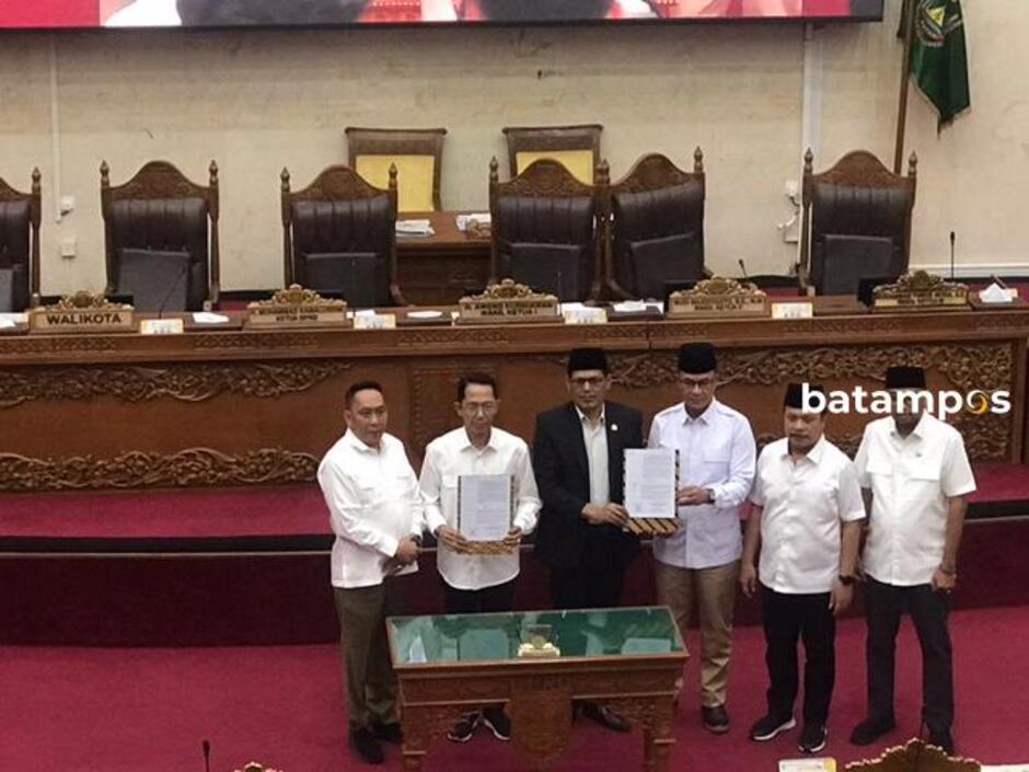 Wali Kota Batam, Amsakar Achmad, bersama pimpinan dan anggota DPRD Kota Batam mengikuti rapat paripurna  Ranperda Administrasi Kependudukan di gedung DPRD Batam, Senin (16/3). Foto: M. Sya&rsquo;ban