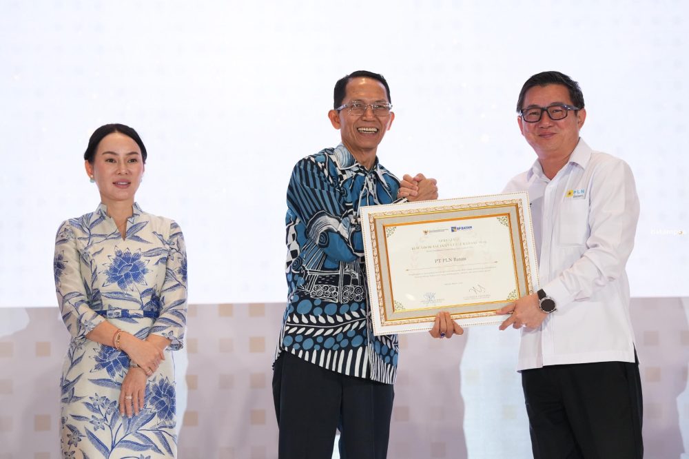 Direktur Utama PLN Batam, Kwin Fo menerima penghargaan dari Kepala BP Batam, Amsakar Achmad dalam acara Batam Investment Collaboration Appreciation 2026.