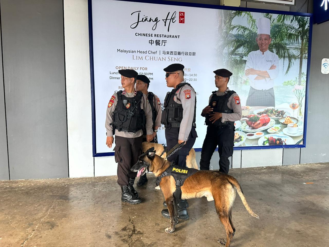 Polda kepri melakukan razia narkoba di pelabuhan dengan melibatkan Unit Satwa (K-9).