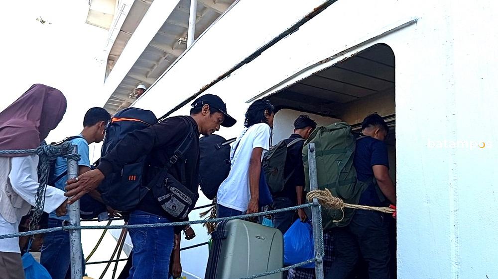 Penumpang antre masuk kapal KM Kelud di Pelabuhan Bintang 99 Batuampar, Senin (16/3). F. Cecep Mulyana/Batam Pos