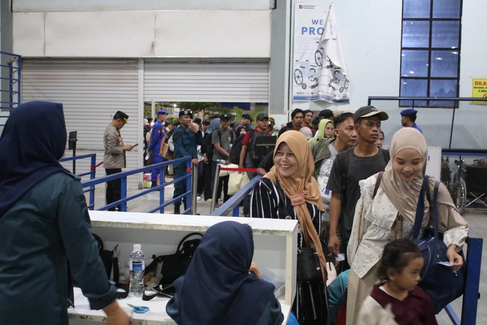 KN Sarotama P112 mengangkut pemudik tanpa tiket dari Batam ke Kuala Tungkal saat arus mudik Lebaran. F. Dok KSOP untuk Batam Pos